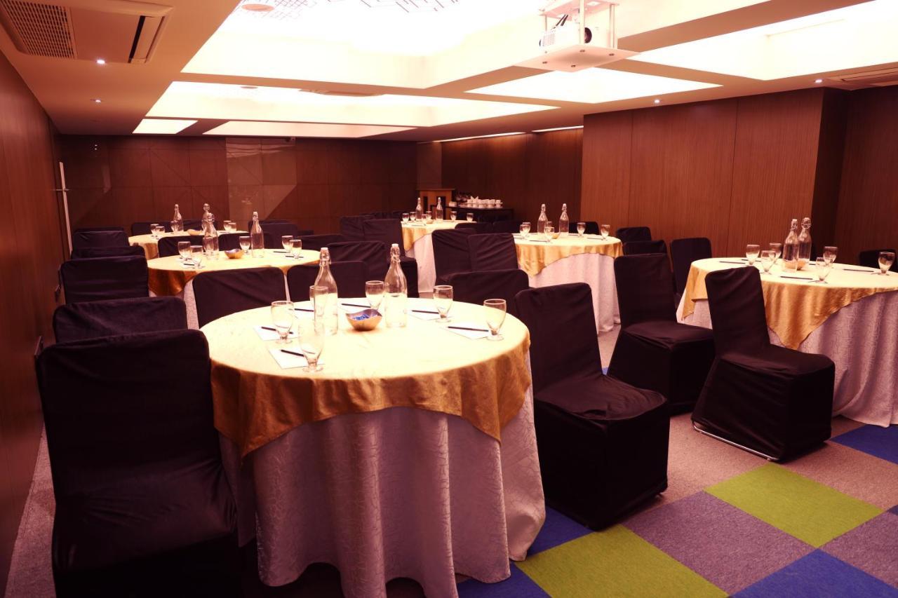 Royal Orchid Golden Suites Pune Dış mekan fotoğraf