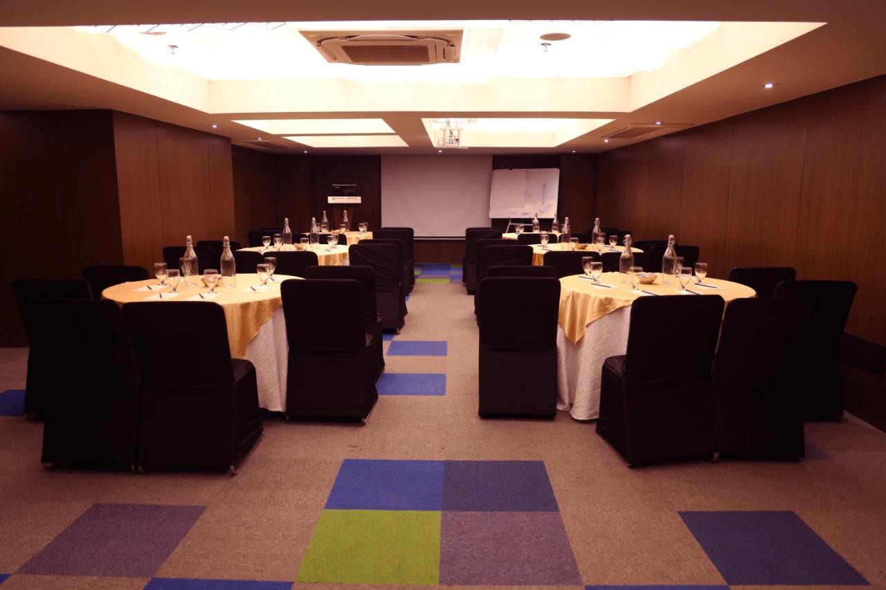 Royal Orchid Golden Suites Pune Dış mekan fotoğraf