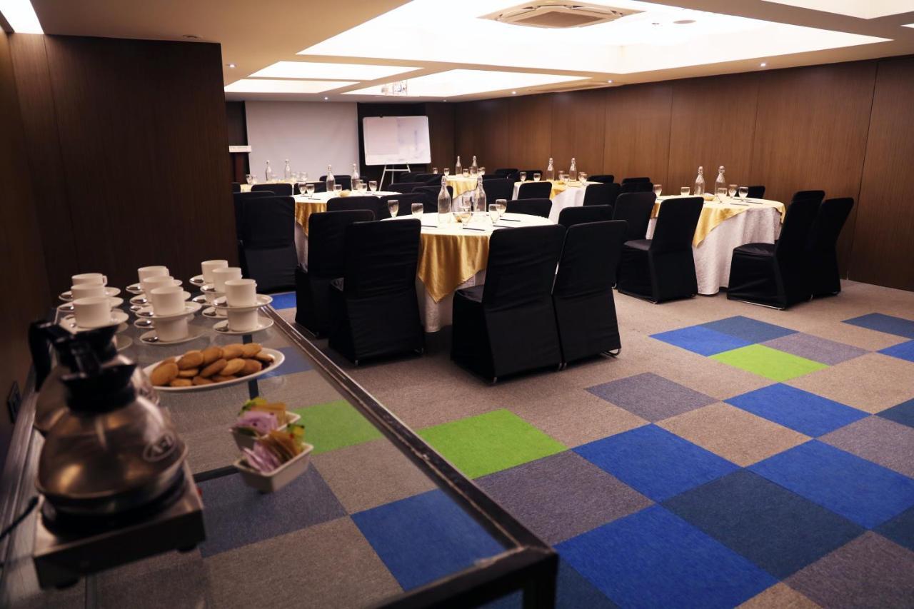 Royal Orchid Golden Suites Pune Dış mekan fotoğraf