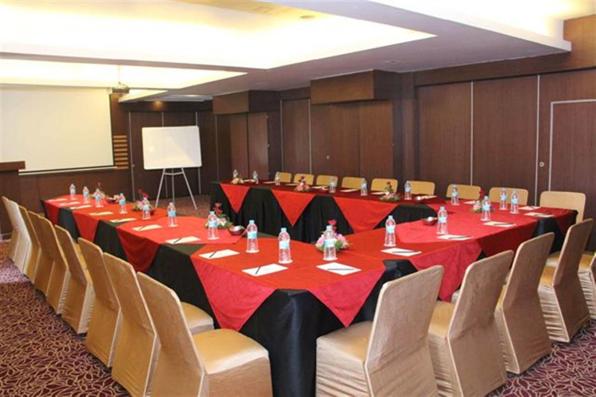 Royal Orchid Golden Suites Pune Dış mekan fotoğraf